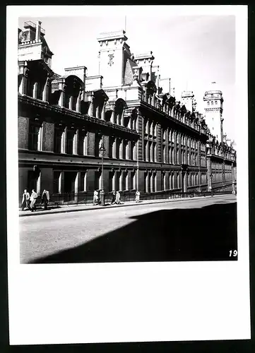 33 Fotografien unbekannter Fotograf, Ansicht Paris, Strassen-Café, Strassenkünstler Gewichtheber, Marktszene, Bahnhof Nord