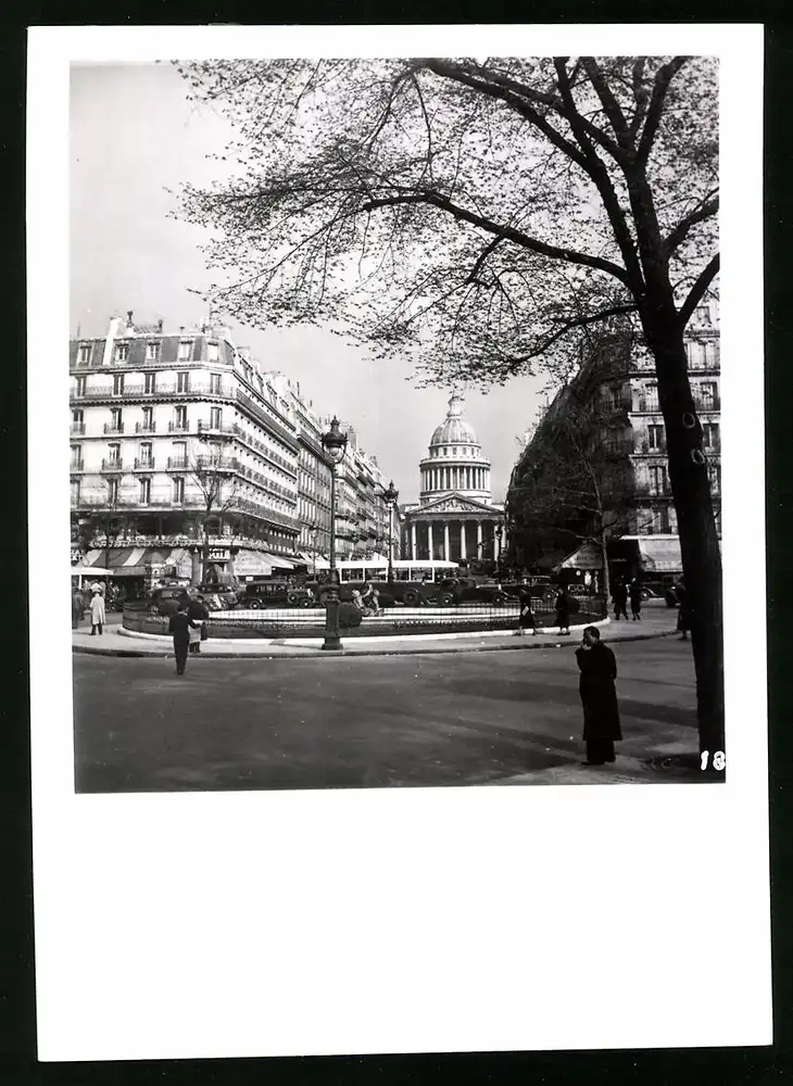 33 Fotografien unbekannter Fotograf, Ansicht Paris, Strassen-Café, Strassenkünstler Gewichtheber, Marktszene, Bahnhof Nord 13
