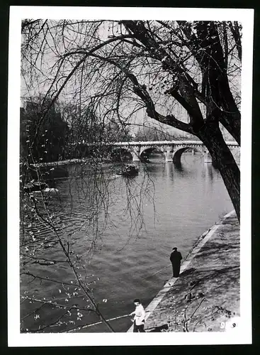 33 Fotografien unbekannter Fotograf, Ansicht Paris, Strassen-Café, Strassenkünstler Gewichtheber, Marktszene, Bahnhof Nord