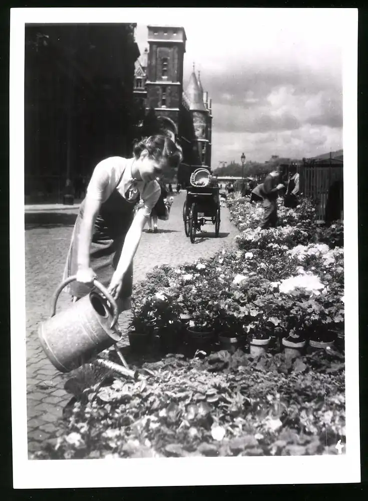 33 Fotografien unbekannter Fotograf, Ansicht Paris, Strassen-Café, Strassenkünstler Gewichtheber, Marktszene, Bahnhof Nord 2