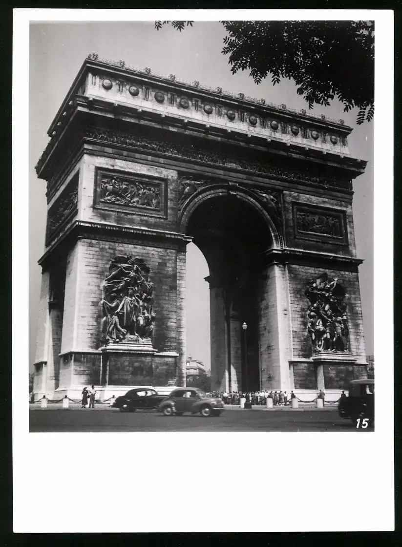 33 Fotografien unbekannter Fotograf, Ansicht Paris, Strassen-Café, Strassenkünstler Gewichtheber, Marktszene, Bahnhof Nord 24