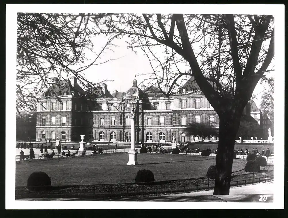 33 Fotografien unbekannter Fotograf, Ansicht Paris, Strassen-Café, Strassenkünstler Gewichtheber, Marktszene, Bahnhof Nord 26