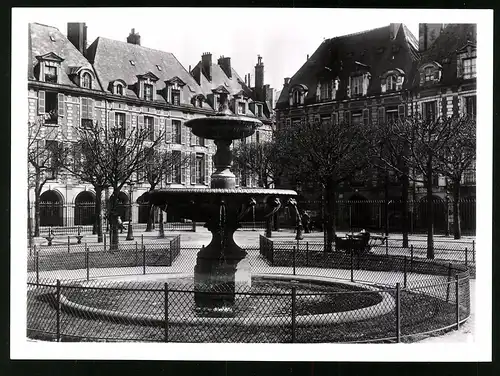 33 Fotografien unbekannter Fotograf, Ansicht Paris, Strassen-Café, Strassenkünstler Gewichtheber, Marktszene, Bahnhof Nord