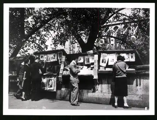 33 Fotografien unbekannter Fotograf, Ansicht Paris, Strassen-Café, Strassenkünstler Gewichtheber, Marktszene, Bahnhof Nord