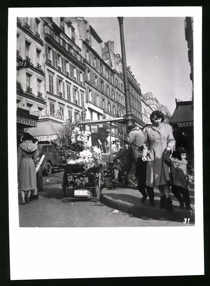 33 Fotografien unbekannter Fotograf, Ansicht Paris, Strassen-Café, Strassenkünstler Gewichtheber, Marktszene, Bahnhof Nord 3