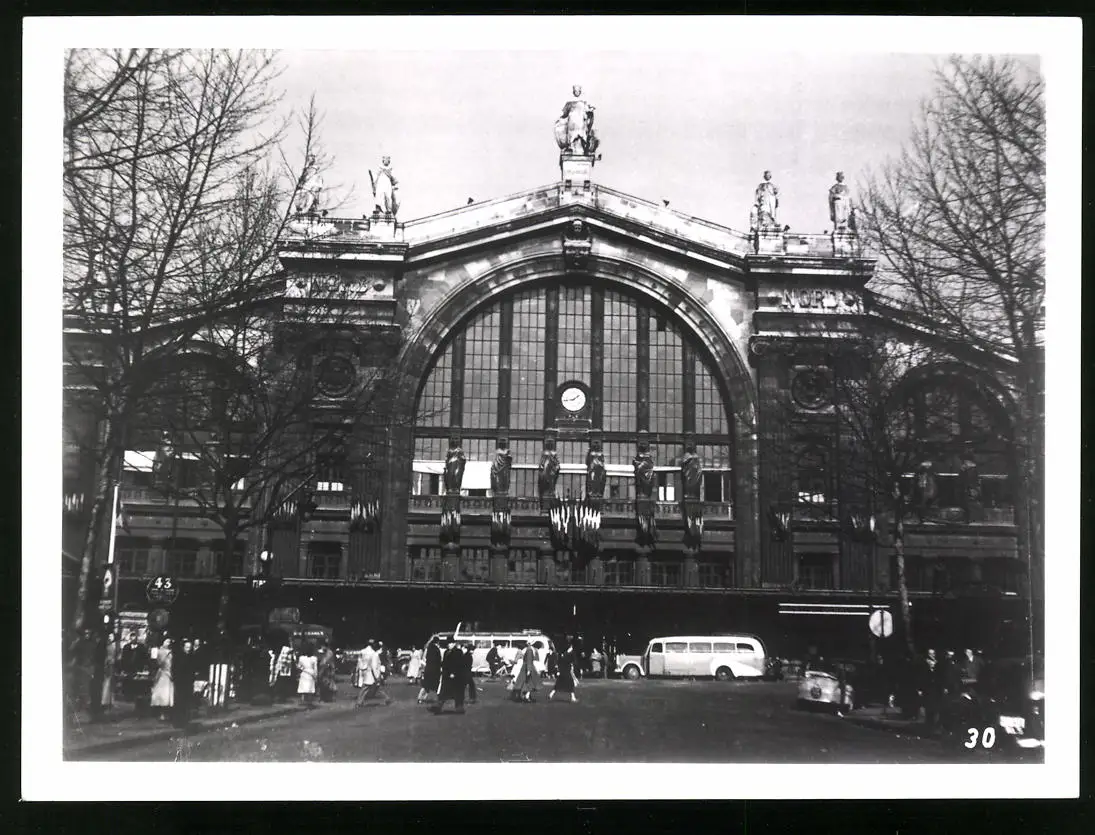 33 Fotografien unbekannter Fotograf, Ansicht Paris, Strassen-Café, Strassenkünstler Gewichtheber, Marktszene, Bahnhof Nord 31