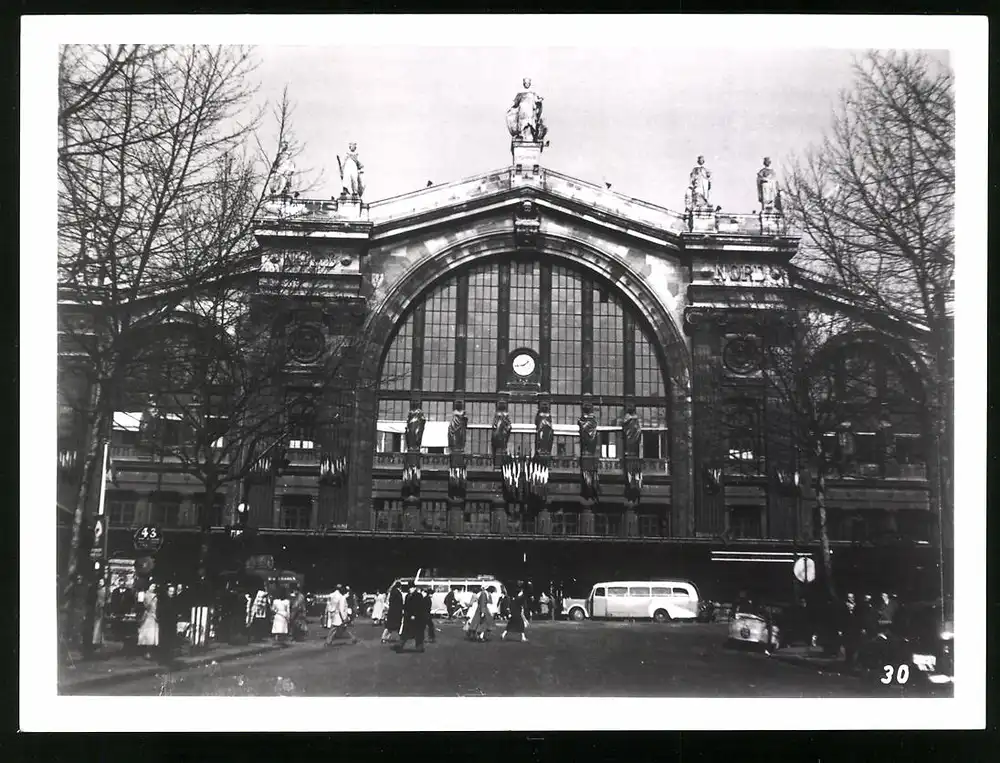 33 Fotografien unbekannter Fotograf, Ansicht Paris, Strassen-Café, Strassenkünstler Gewichtheber, Marktszene, Bahnhof Nord 31