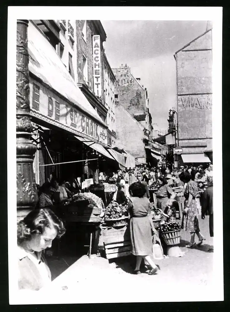 33 Fotografien unbekannter Fotograf, Ansicht Paris, Strassen-Café, Strassenkünstler Gewichtheber, Marktszene, Bahnhof Nord 6