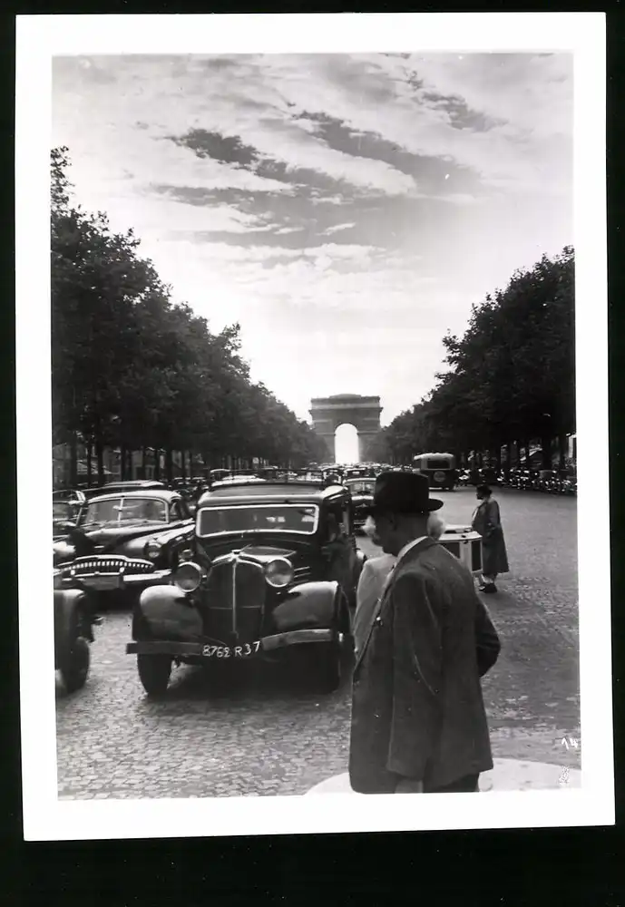 33 Fotografien unbekannter Fotograf, Ansicht Paris, Strassen-Café, Strassenkünstler Gewichtheber, Marktszene, Bahnhof Nord 7