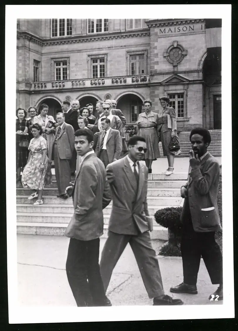 33 Fotografien unbekannter Fotograf, Ansicht Paris, Strassen-Café, Strassenkünstler Gewichtheber, Marktszene, Bahnhof Nord 8
