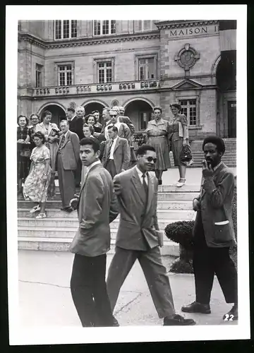 33 Fotografien unbekannter Fotograf, Ansicht Paris, Strassen-Café, Strassenkünstler Gewichtheber, Marktszene, Bahnhof Nord