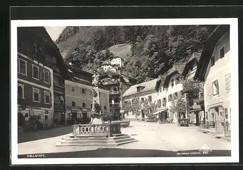 AK Hallstatt, Ortspartie mit Brunnen und Gebäudeansichten