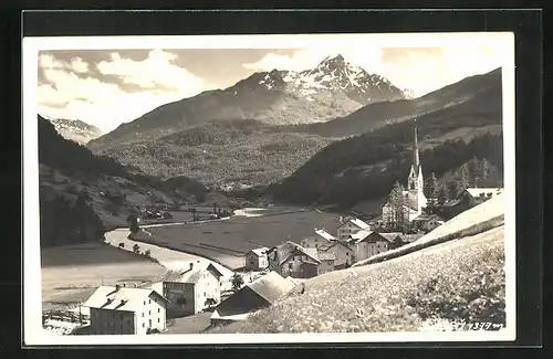 AK Sölden, Blick über den im Tal gelegenen Ort gegen Berggipfel