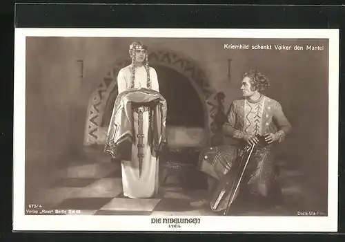 AK Filmszene Die Nibelungen, I. Teil, Kriemhild schenkt Volker den Mantel
