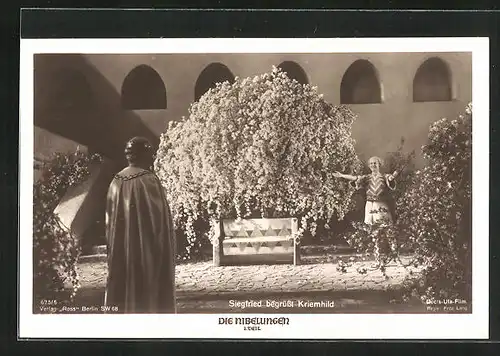 AK Filmszene Die Nibelungen, I. Teil, Siegfried begrüsst Kriemhild