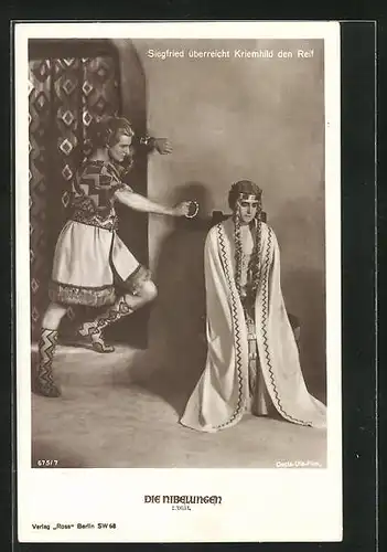 AK Filmszene Die Nibelungen, I. Teil, Siegfried überreicht Kriemhild den Reif
