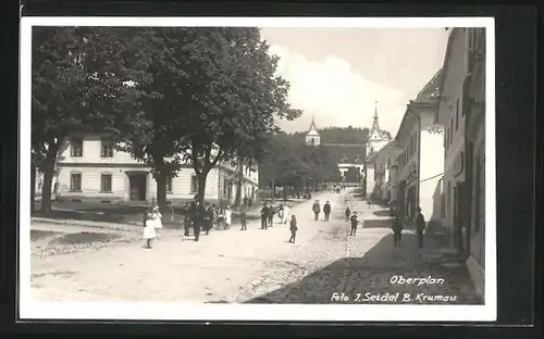 AK Oberplan, Strassenpartie mit Kirche