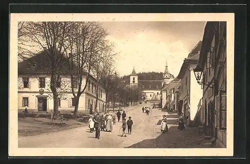 AK Oberplan, Strassenpartie mit Kirche