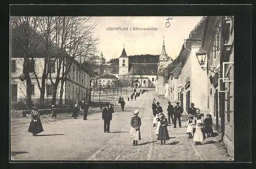 AK Oberplan, Strassenpartie mit Kirche