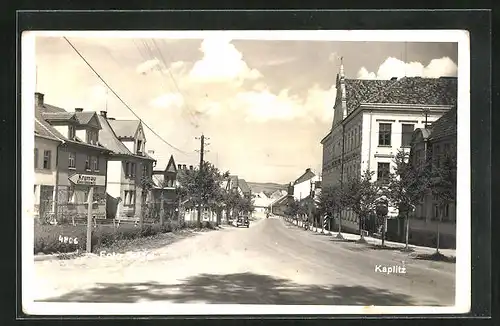 AK Kaplitz, Strassenpartie mit Wegweiser nach Krumau