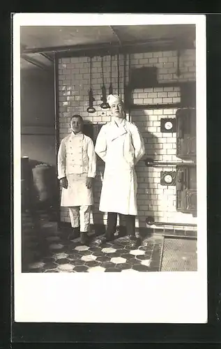 Foto-AK Bäckerjungen in der Küche