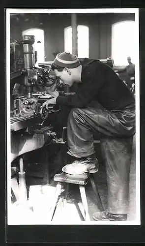 AK Fabrikarbeiter bei der Arbeit an einer Maschine