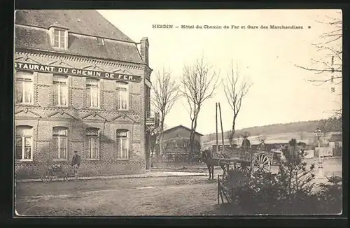 AK Hesdin, Hôtel du Chemin de Fer et Gare des Marchandises