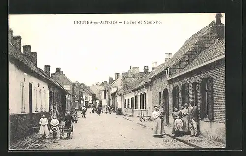 AK Pernes-en-Artois, La rue de Saint-Pol