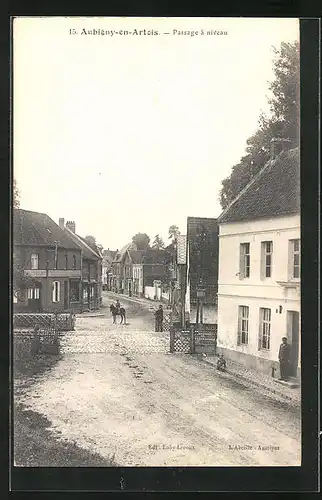 AK Aubigny-en-Artois, Passage à niveau