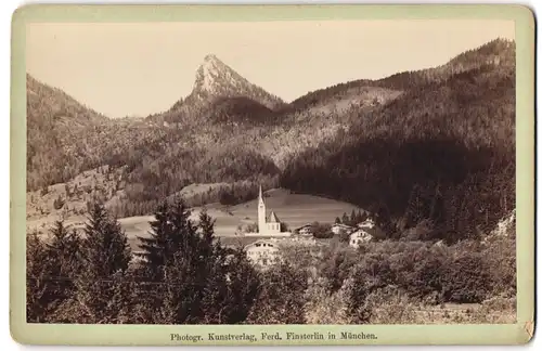 Fotografie Ferd. Finsterlein, München, Ansicht Dorf Kreuth, Blick auf das Dorf mit d. Leonhardstein