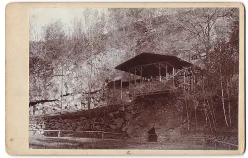 Fotografie unbekannter Fotograf, Ansicht Schönau, Wanderer am Unterstand im Steinbachtal, 1899