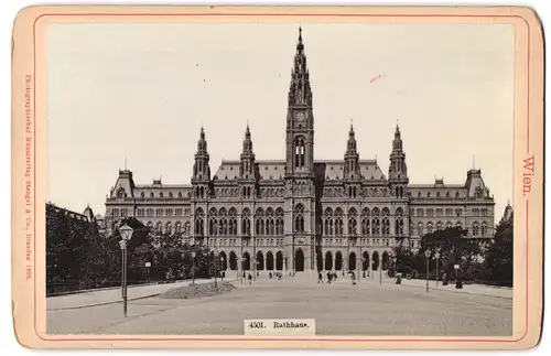 Fotografie Stengel & Co., Dresden, Ansicht Wien, Frontansicht des Rathaus