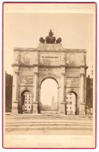 Fotografie B. Köstler, München, Maximiliansstr. 35, Ansicht München, Blick durch das Siegestor, 1876