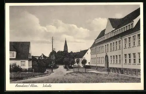 AK Arendsee /Altm., Schule Aussenansicht mit Blick auf den Kirchturm