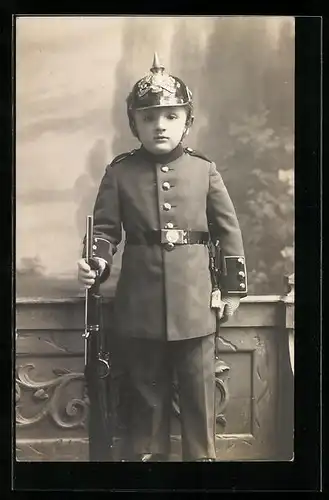 Foto-AK Knabe mit Pickelhaube