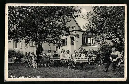 AK Erlenhof, Gäste auf einer Gartenterrasse