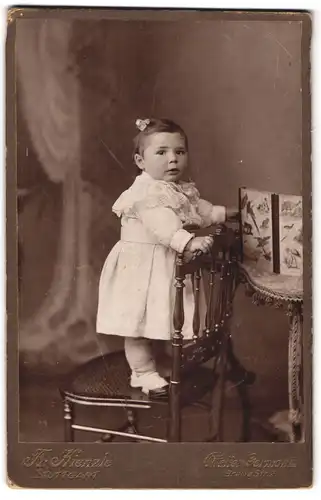 Fotografie Fr. Kienzle, Stuttgart, Breite Strasse 2, Kleinkind steht auf einem Stuhl