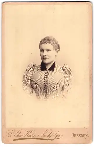 Fotografie G. Chr. Hahn Nachfolger, Dresden, Waisenhaus-Strasse 34, Dame in engem karriertem Kleid mit Puffärmeln