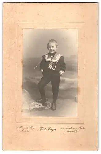 Fotografie Ferd. Buyle, Bruxelles, 104. Marché aux Herbes, fröhlicher Junge im Matrosenanzug