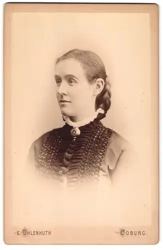 Fotografie E. Uhlenhuth, Coburg, Badergasse 1, Junge Frau mit geflochtenem Haar