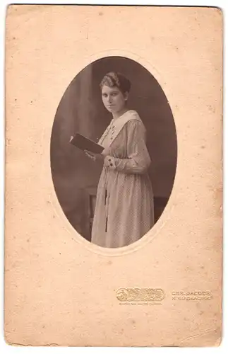 Fotografie Chr. Jaeger, M. Gladbach, Junge Dame in gepunktetem Kleid mit Buch in der Hand