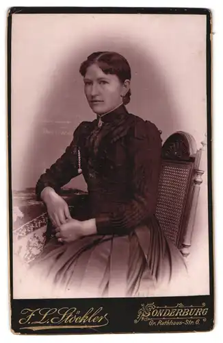 Fotografie J. L. Stöckler, Sonderburg, Gr. Rathhaus-Strasse 6, Feine Dame mit hochgestecktem Haar