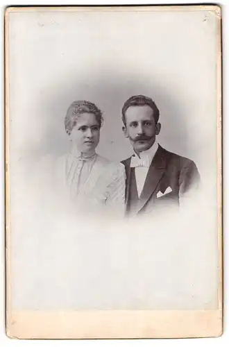 Fotografie unbekannter Fotograf und Ort, Junge Frau in hellem Kleid neben ihrem Ehemann