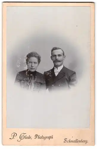 Fotografie P. Glade, Schmallenberg, Bürgerliches Ehepaar mittleren Alters