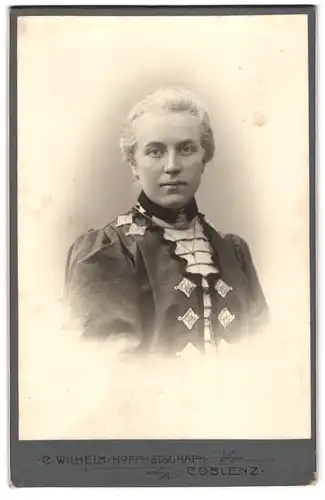 Fotografie C. Wilhelm, Coblenz, Löhrrondell 5a, Margarethe Pfeil mit hochgestecktem Haar und Halskette