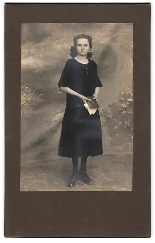Fotografie unbekannter Fotograf und Ort, Mädchen mit Haarschleife und Bibel in der Hand