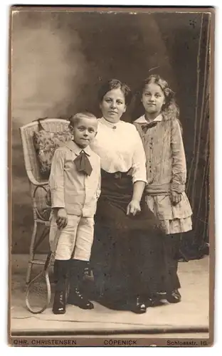 Fotografie Chr. Christensen, Cöpenick, Schlossstrasse 16, Mutter mit Tochter und Sohn mit Tennisschläger