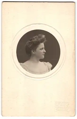 Fotografie M. Fröhlich, Flensburg, Portrait einer hübschen Frau in ausgeschnittenem Kleid