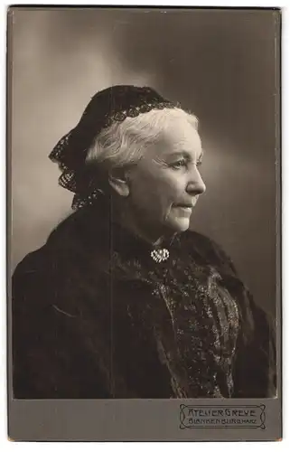 Fotografie Atelier Greve, Blankenburg /Harz, Ältere Dame mit schwarzem Spitzen Schleier