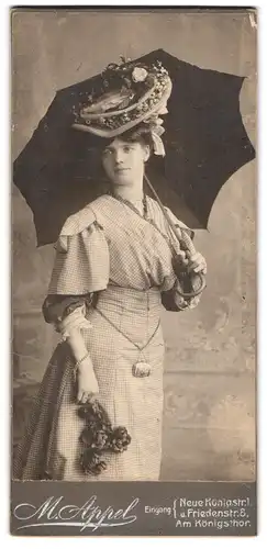 Fotografie M. Appel, Berlin, Neue Königstrasse 1, Dame mit Blumenbesteztem Hut und Regenschirm